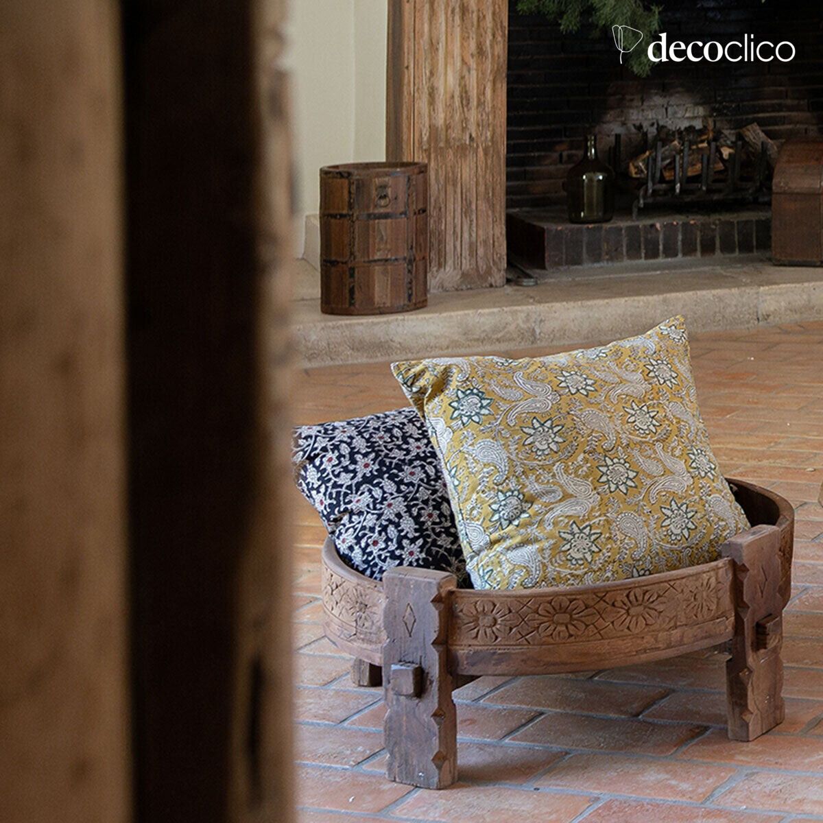 Mesa de centro redonda india de madera para el extremo del sofá