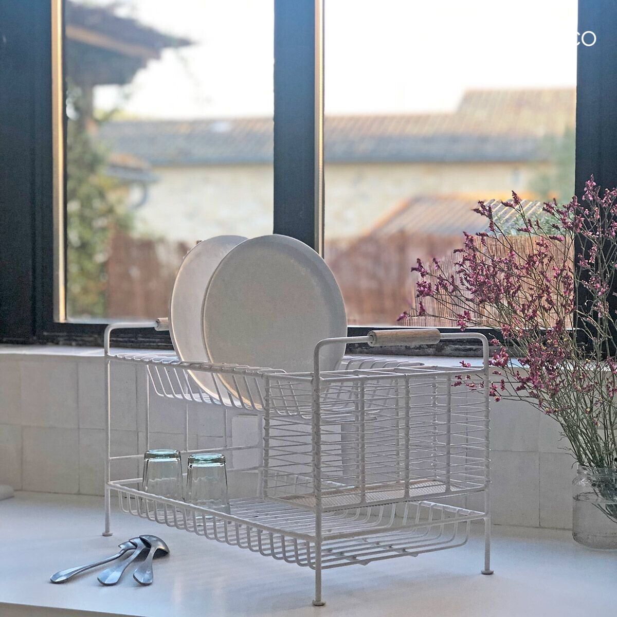 Metal dish rack with matt white finish