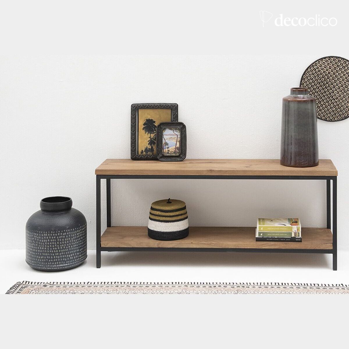 Mueble o banco de TV de metal negro con bandeja doble de madera de mango Brooke
