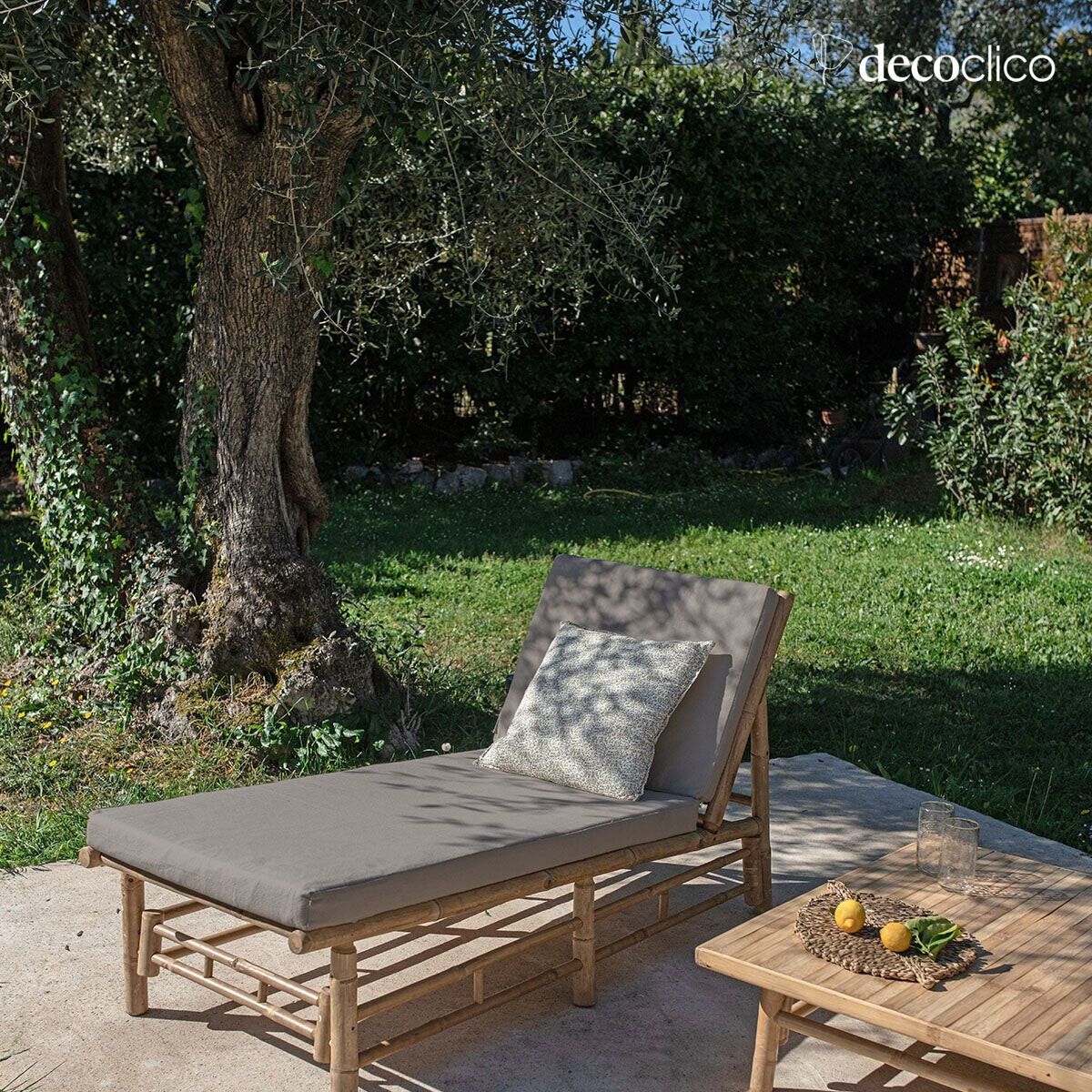 Naturel bamboe chaise longue met grijs buitenkussen Taman