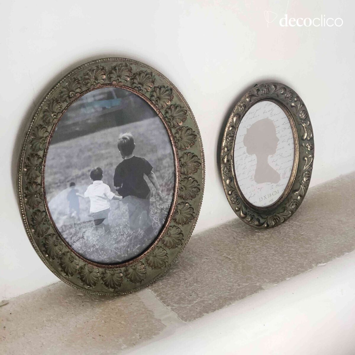 Oval photo frame with antique green patina and shell motifs, 32 x 27 cm Manderley