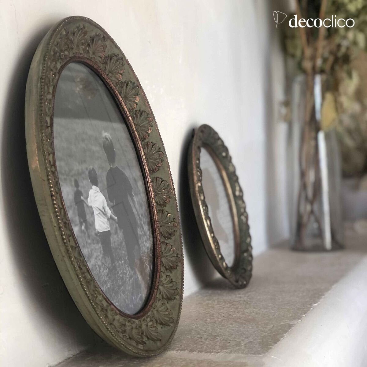 Oval photo frame with antique green patina and shell motifs, 32 x 27 cm Manderley