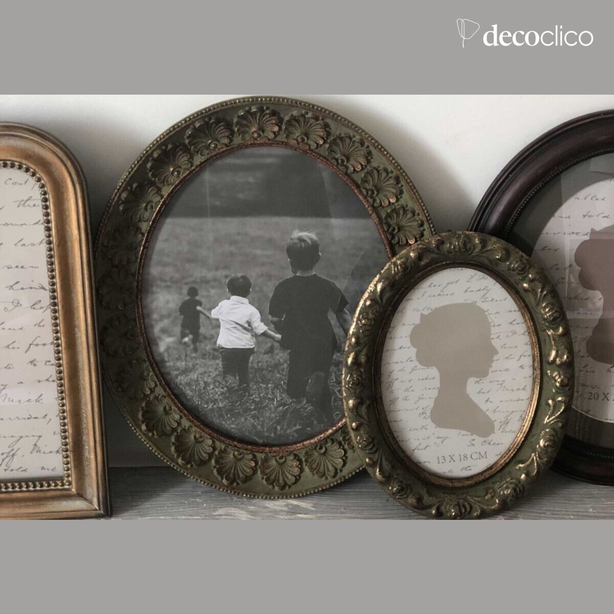 Oval photo frame with antique green patina and shell motifs, 32 x 27 cm Manderley