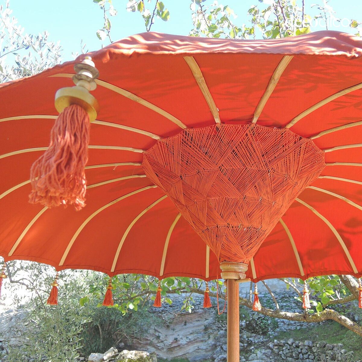 Parasol in Balinese stijl van hout en oranje stof