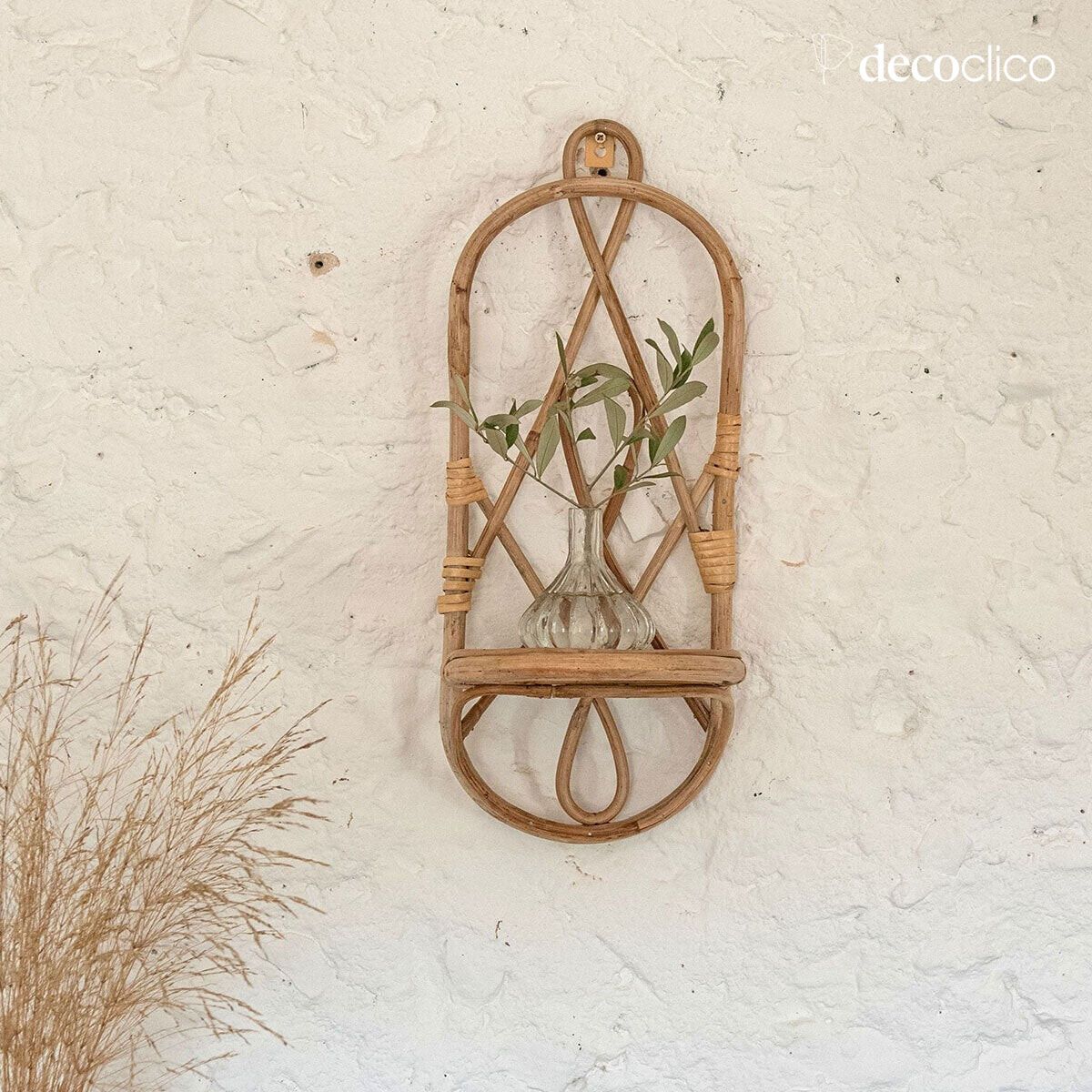 Pequeña estantería de pared de ratán natural