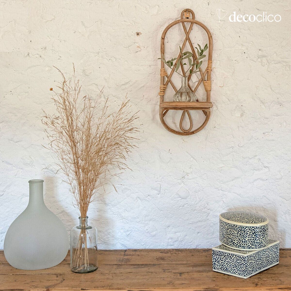 Pequeña estantería de pared de ratán natural