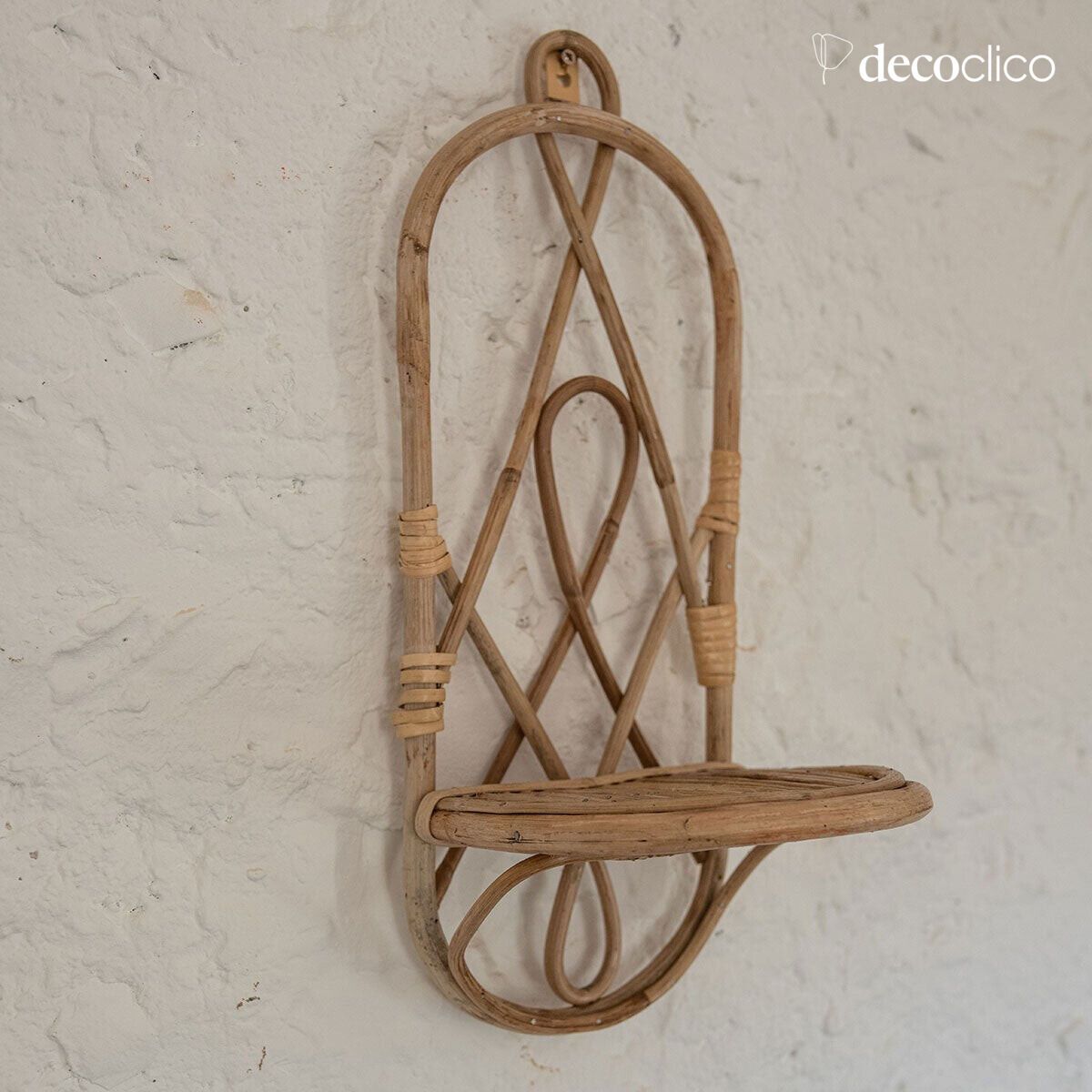 Pequeña estantería de pared de ratán natural