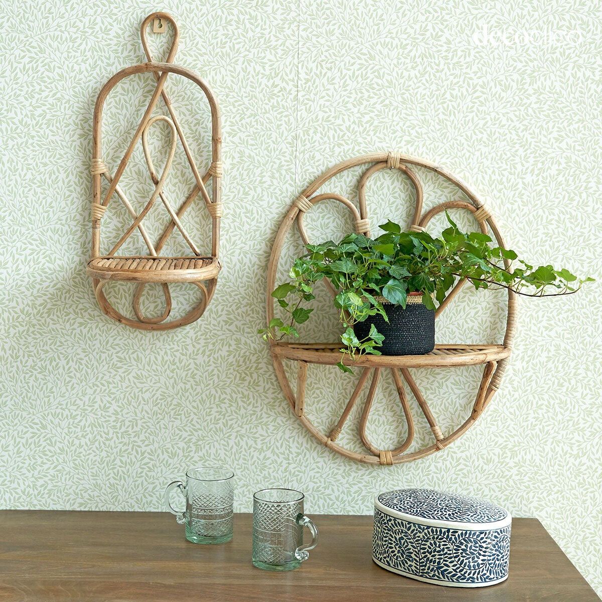 Pequeña estantería de pared de ratán natural