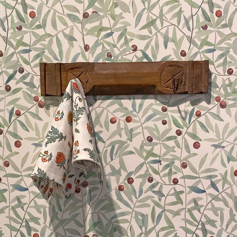 Perchero de madera grabada y metal de estilo indio