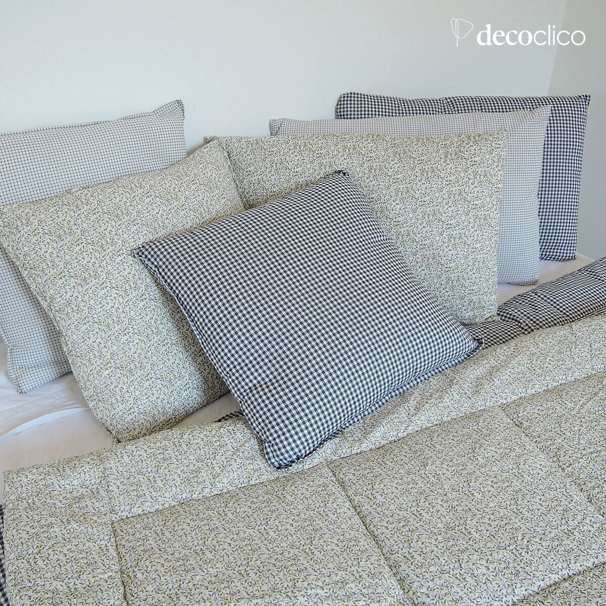 Piumino trapuntato in cotone stampato motivo bianco e floreale 140 x 150 cm Romy