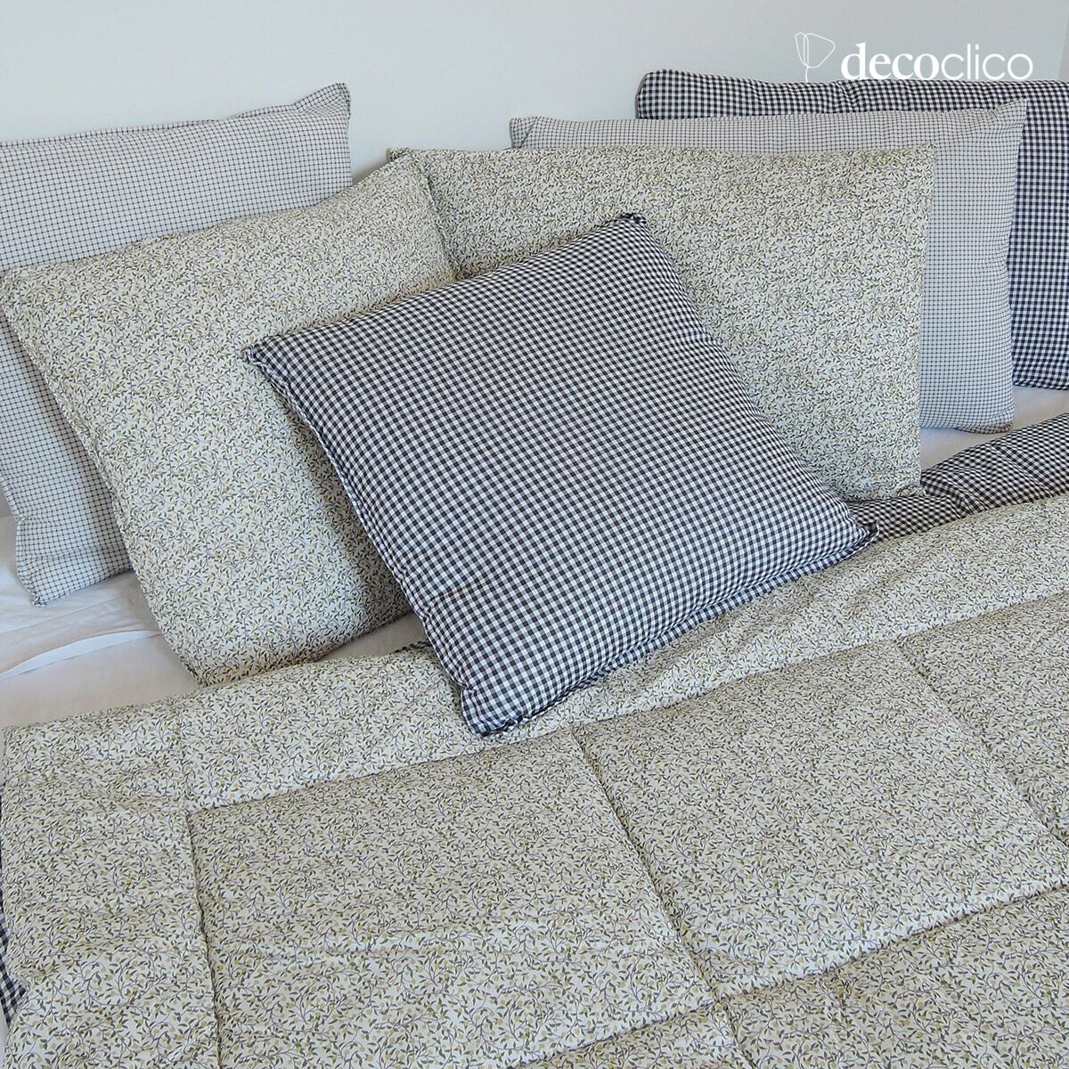 Piumino trapuntato in cotone stampato motivo bianco e floreale 140 x 150 cm Romy