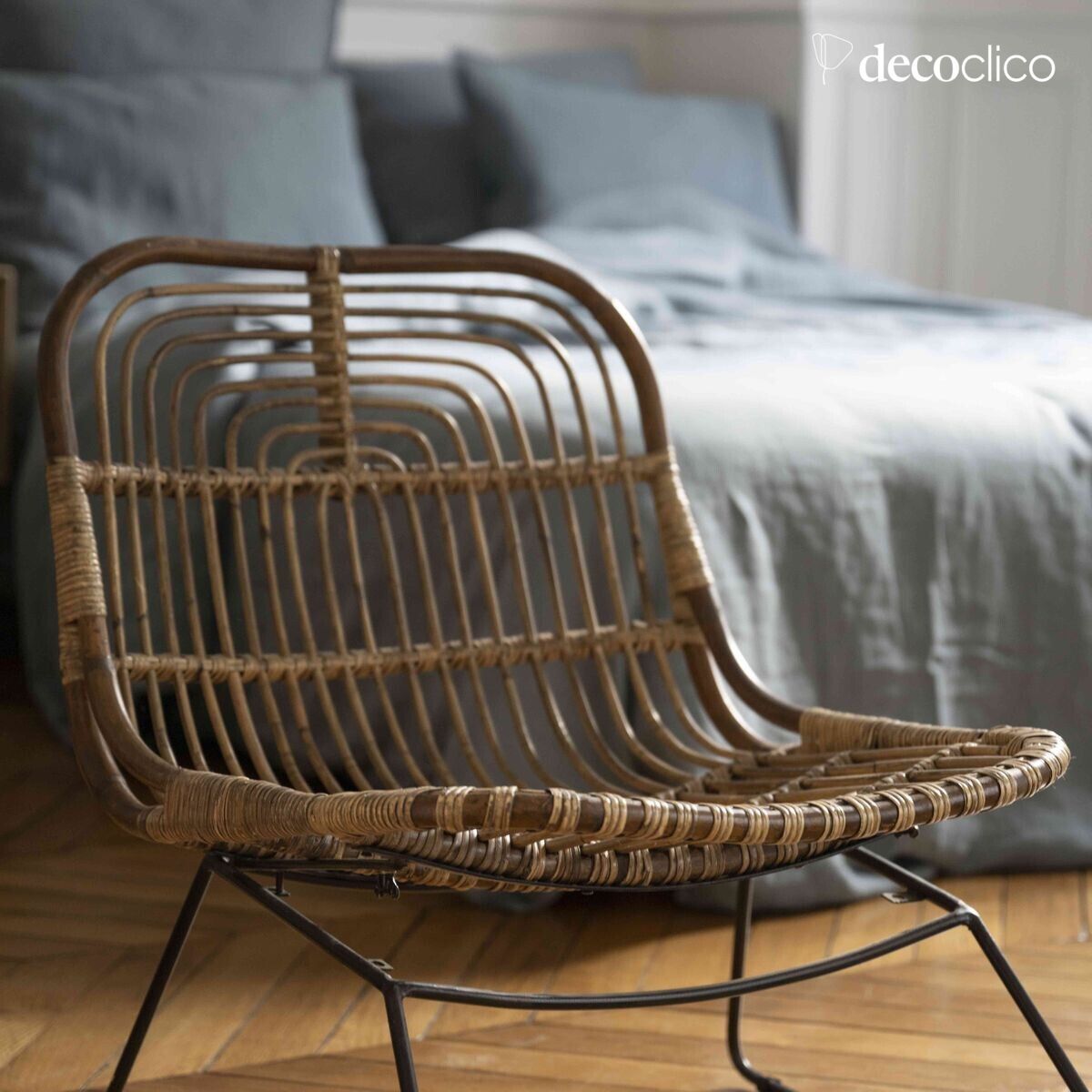 Poltrona bassa in rattan naturale, gambe in metallo nero Moka