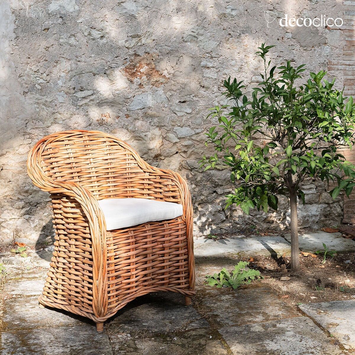 Poltrona in rattan intrecciato e cuscino di seduta in tela chevron