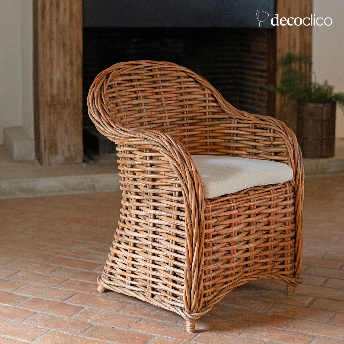 Poltrona in rattan intrecciato e cuscino di seduta in tela chevron