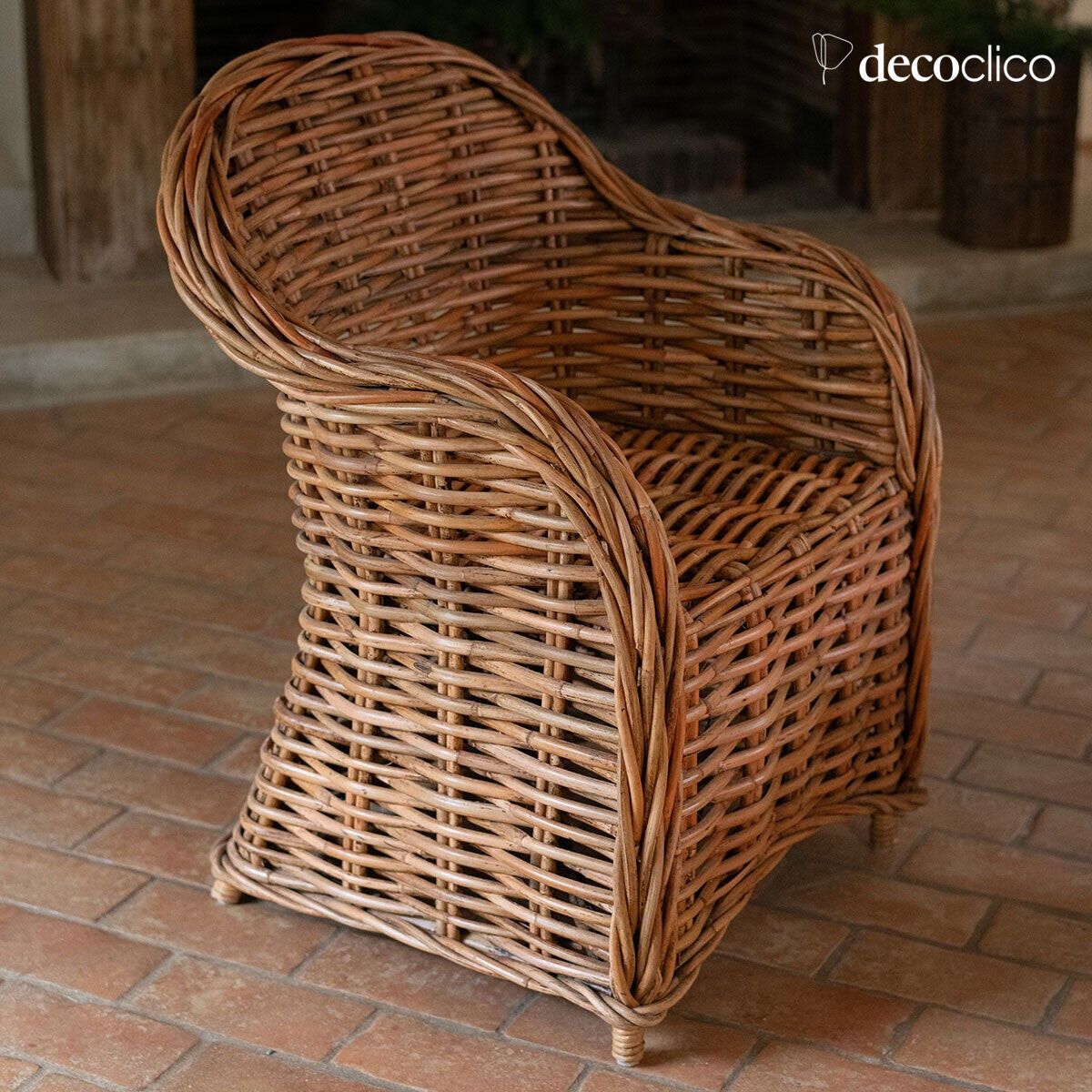 Poltrona in rattan intrecciato e cuscino di seduta in tela chevron