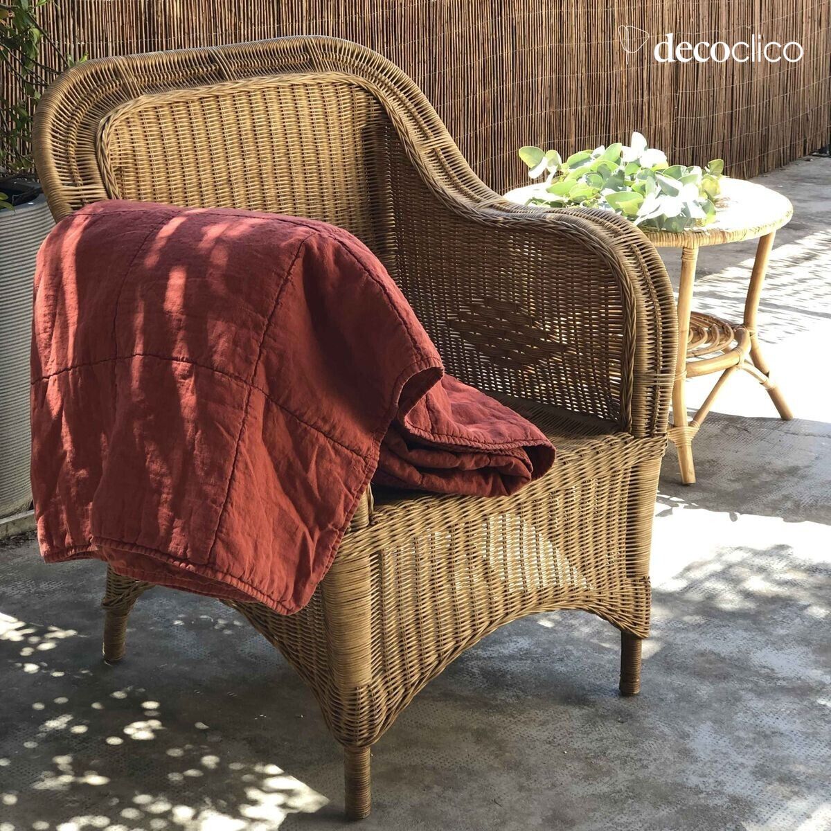 Poltrona in rattan naturale con braccioli e seduta intrecciata Cabourg