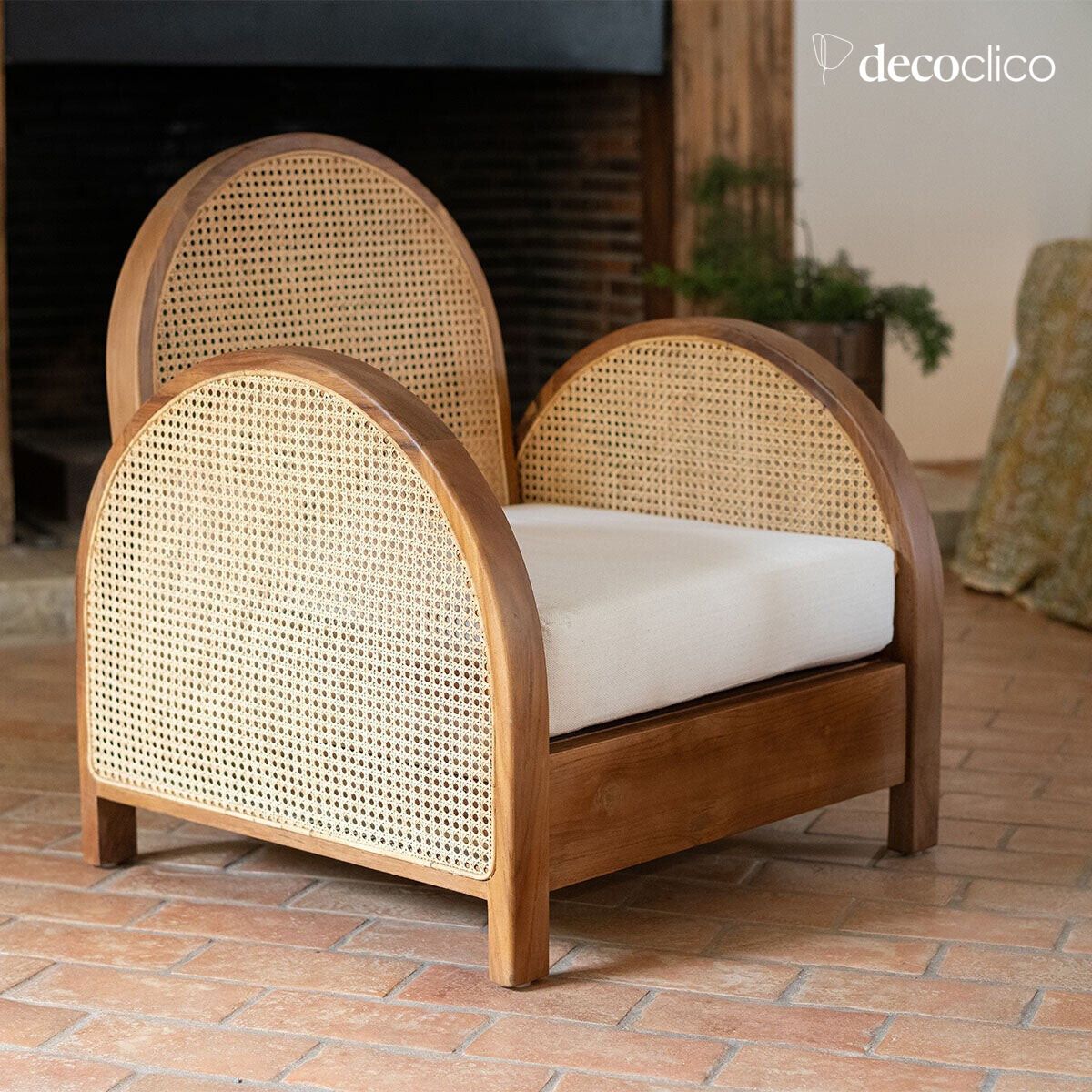 Poltrona in teak e rattan intrecciato con cuscino di seduta Malaya