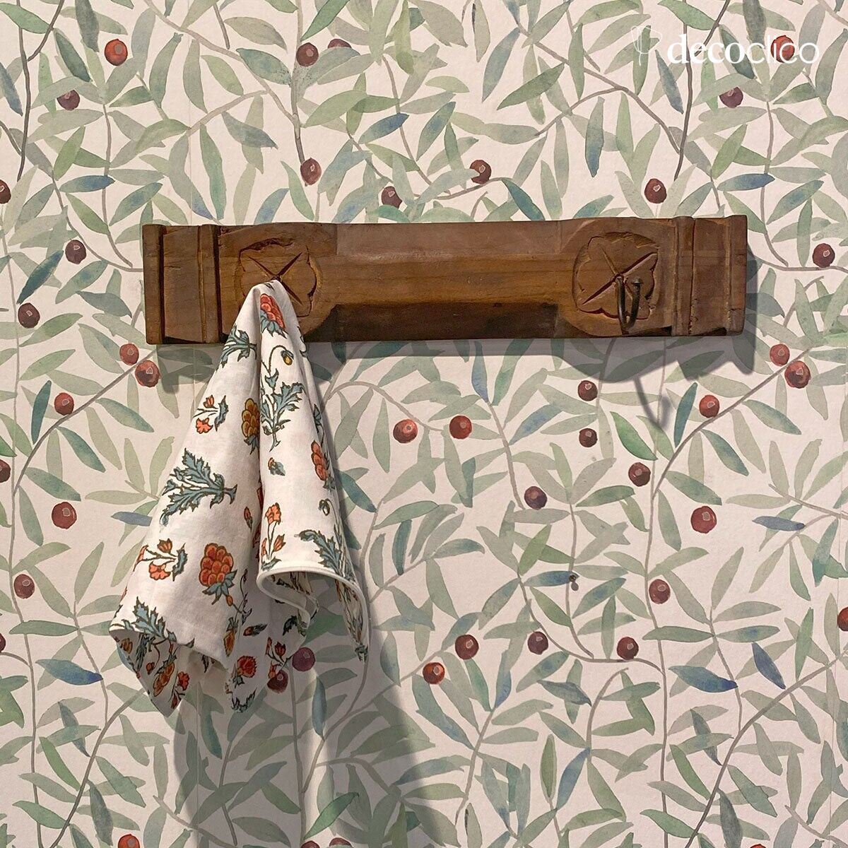 Porte-manteau en bois gravé et métal esprit indien