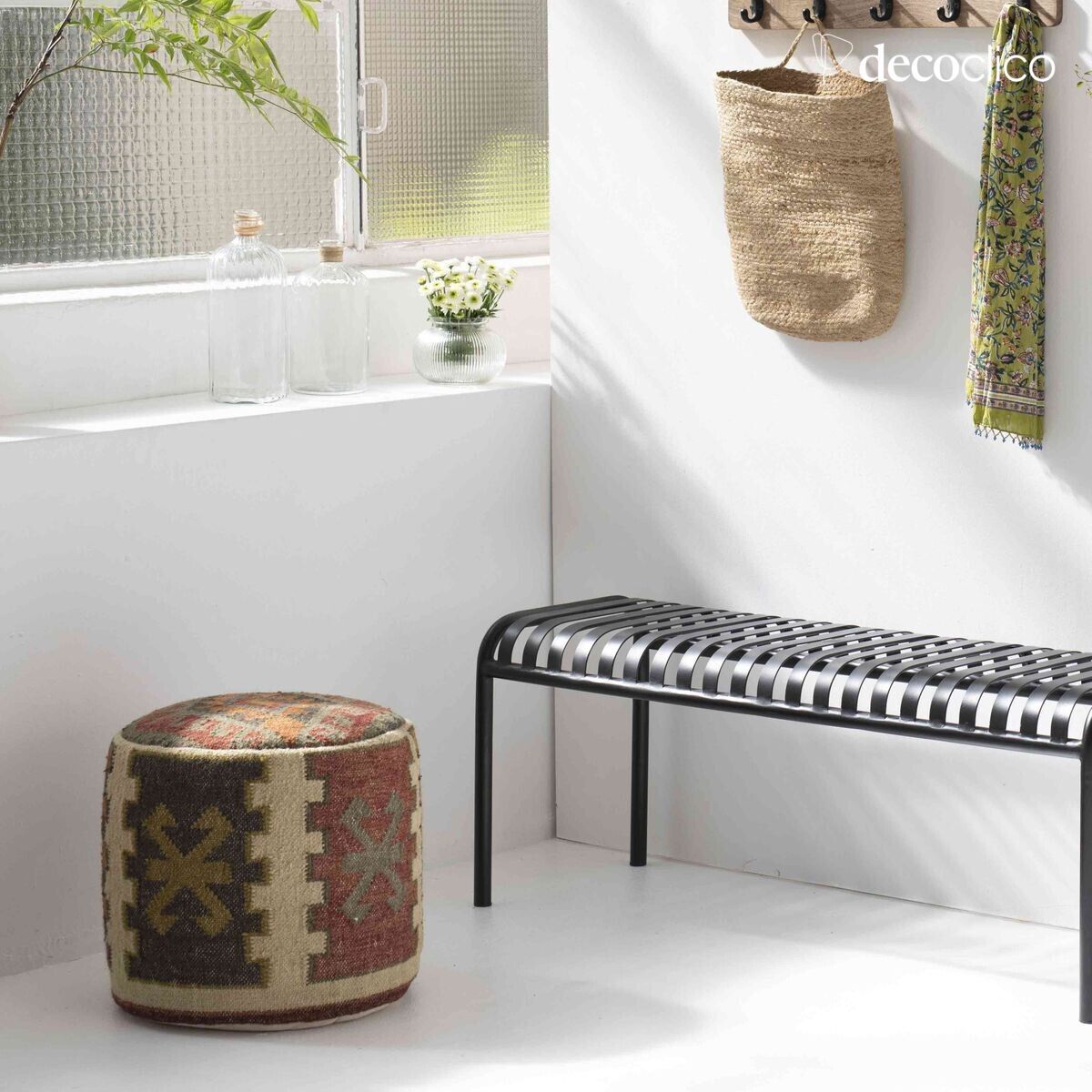 Puf de algodón y lana con motivos kilim de colores tejidos a mano