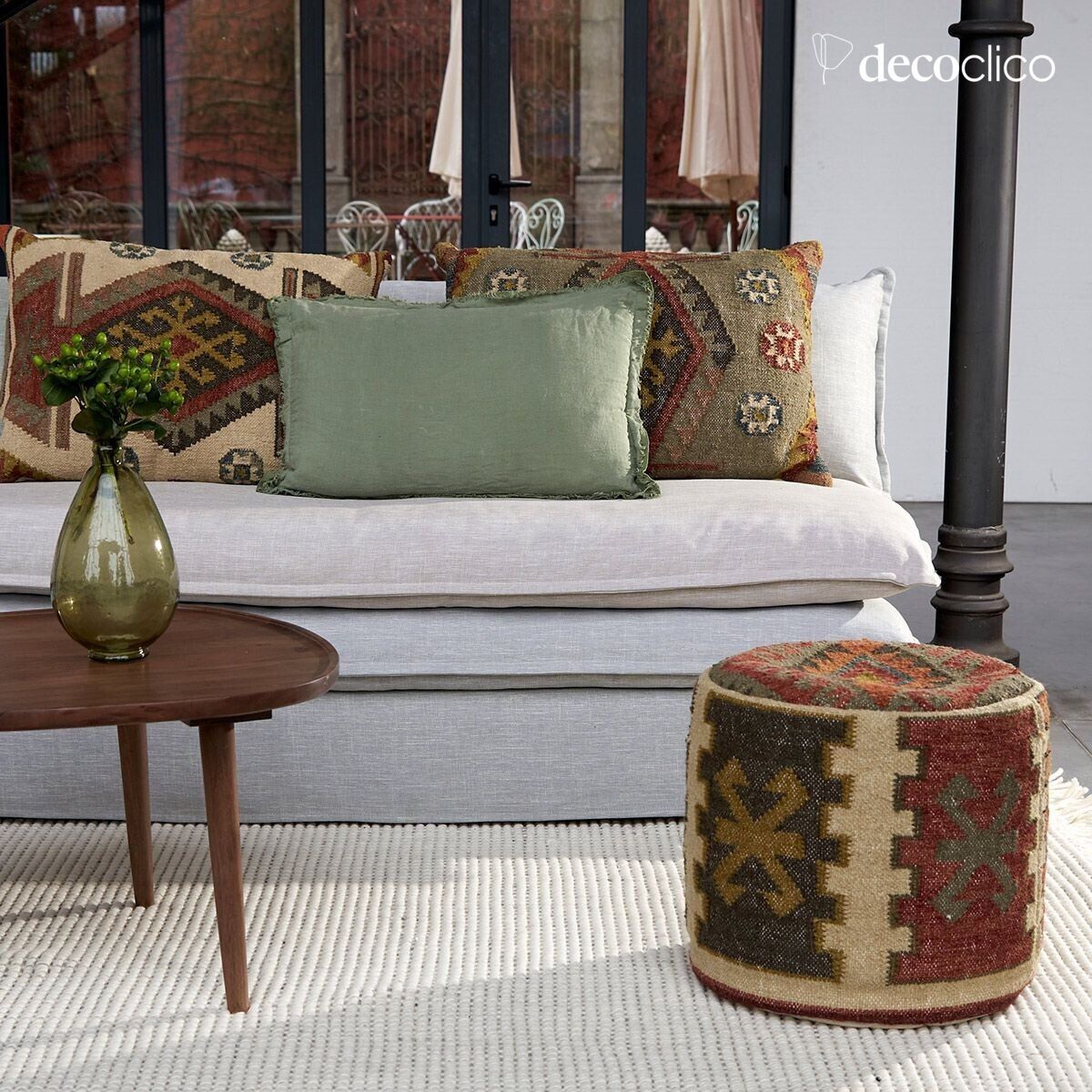 Puf de algodón y lana con motivos kilim de colores tejidos a mano