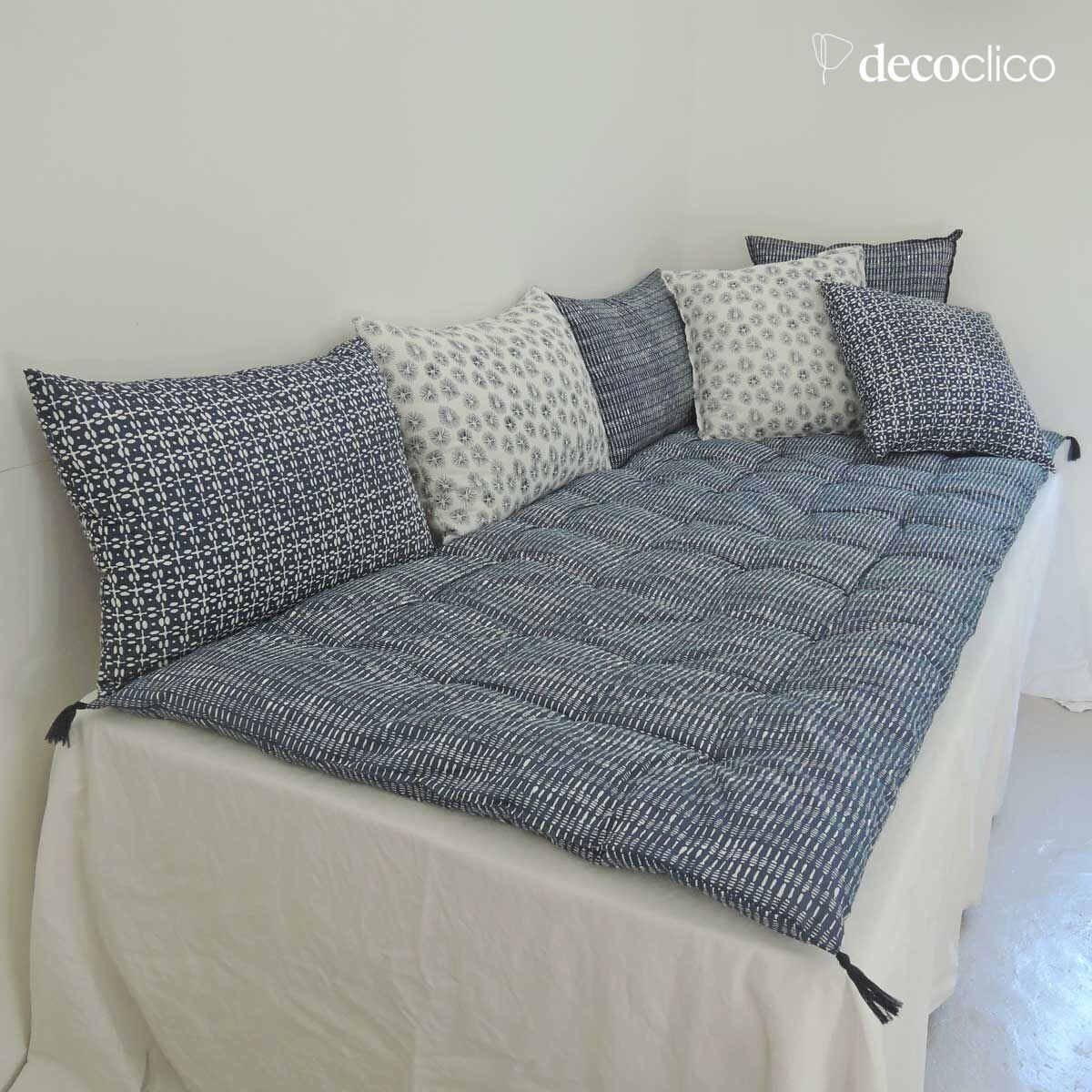 Quilt overlay van blokdrukkatoen met witte print op een Pruisisch blauwe achtergrond T