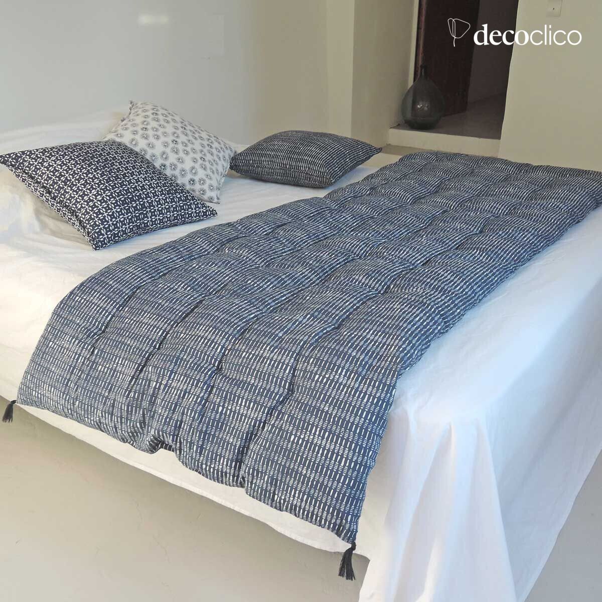 Quilt overlay van blokdrukkatoen met witte print op een Pruisisch blauwe achtergrond T