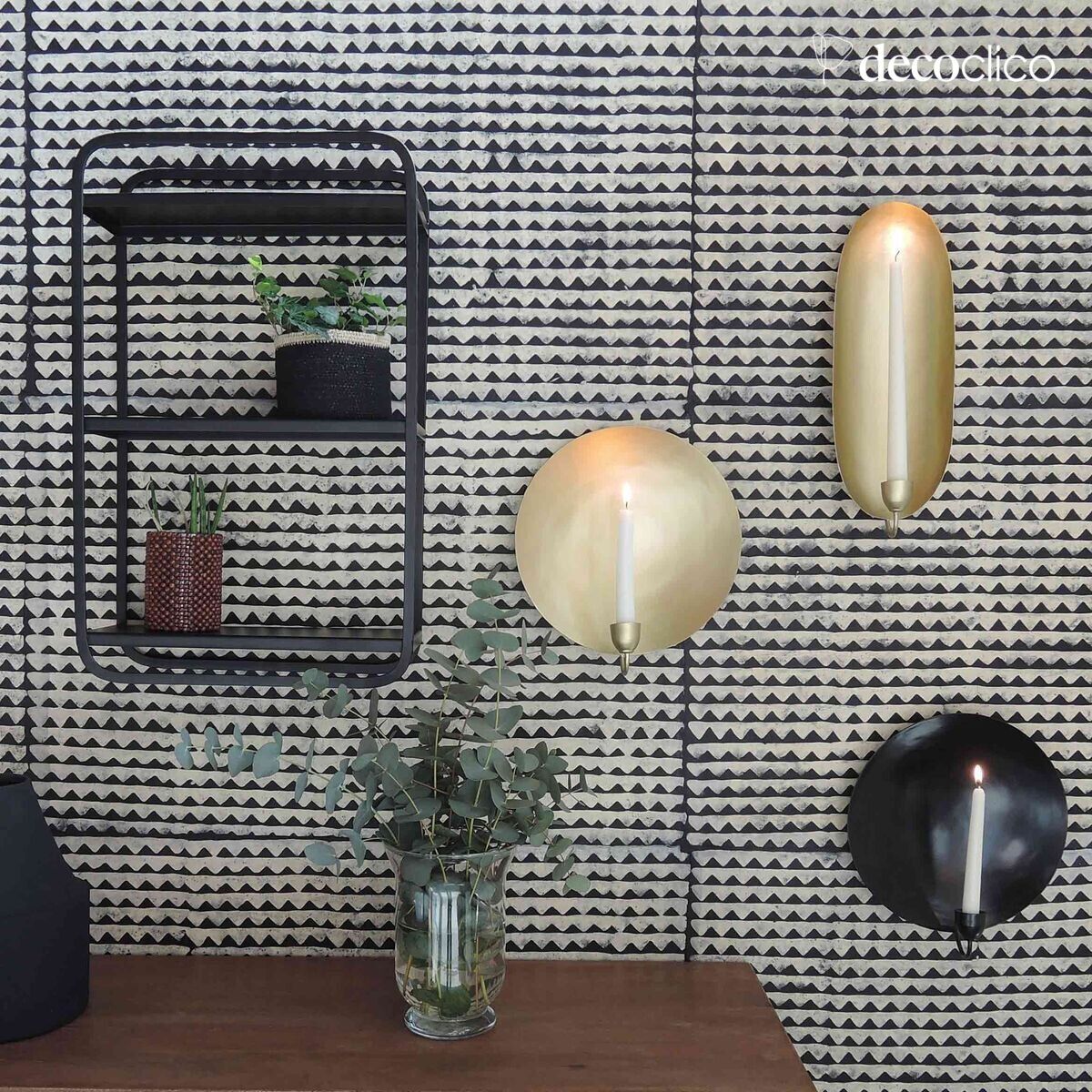 Ronde metalen wandkandelaar met matzwarte afwerking