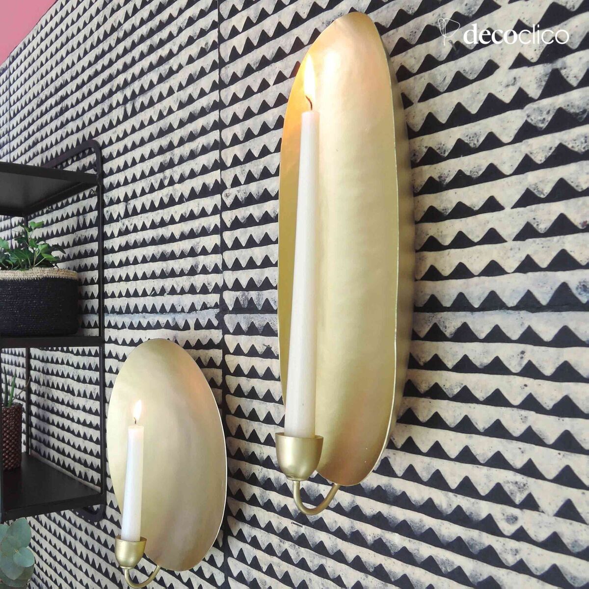 Round-bottomed wall-mounted candleholder in gold-finish metal