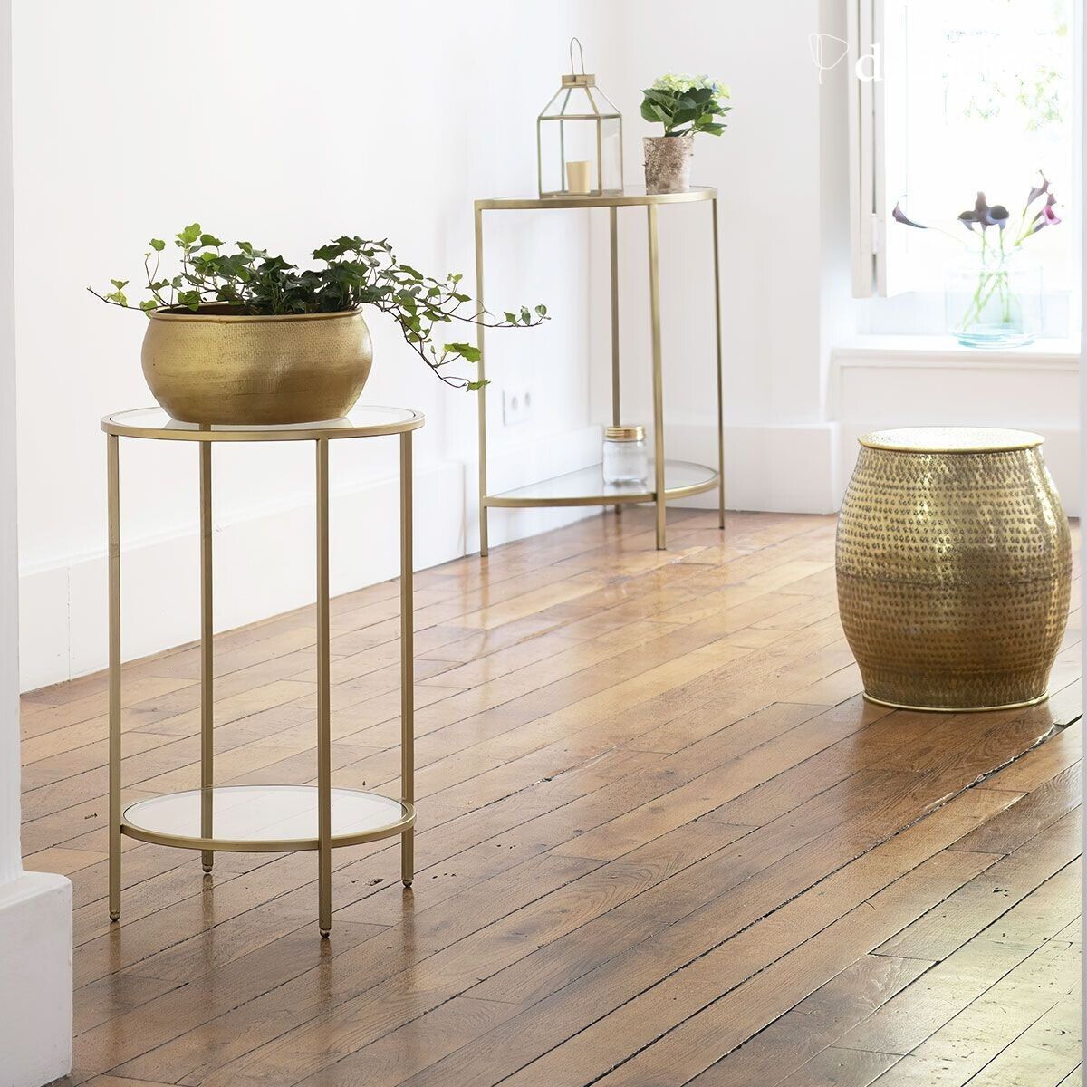 Round pedestal table in glass and metal with antique brass finish Mira