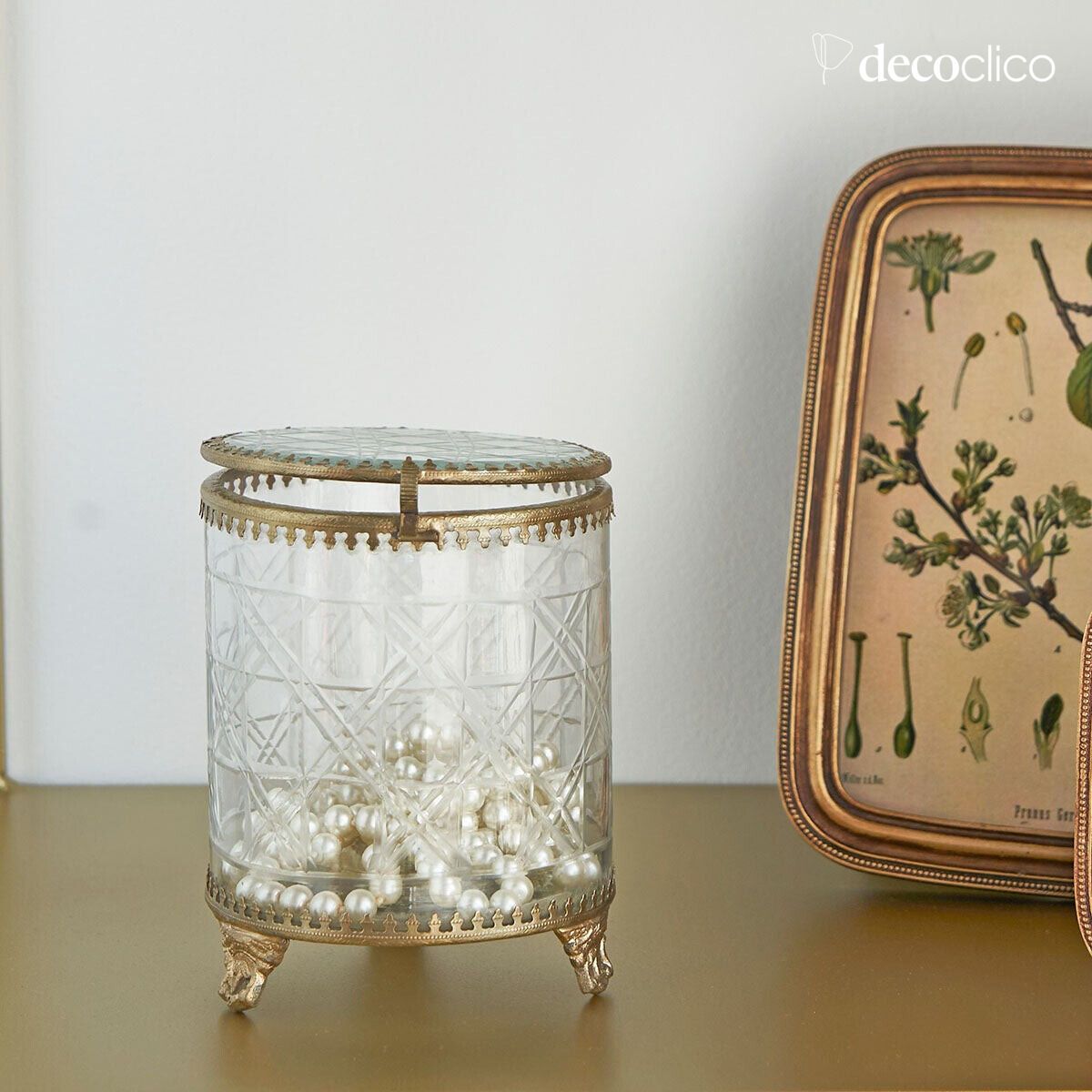 Runde Schmuckschatulle aus mattem, goldenem Metall und graviertem Glas