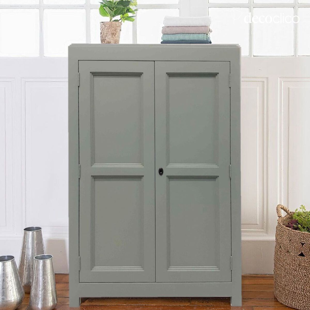 Sage green maritime pine linen cupboard Léandre