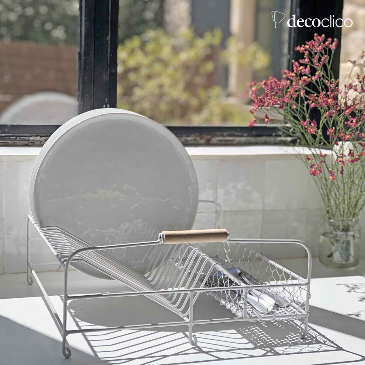 Scolapiatti da cucina in metallo bianco opaco e manici in legno