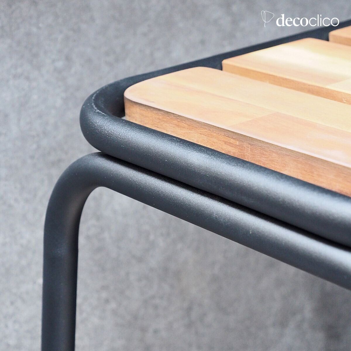 Sedia da bar in stile industriale in metallo nero opaco e acacia