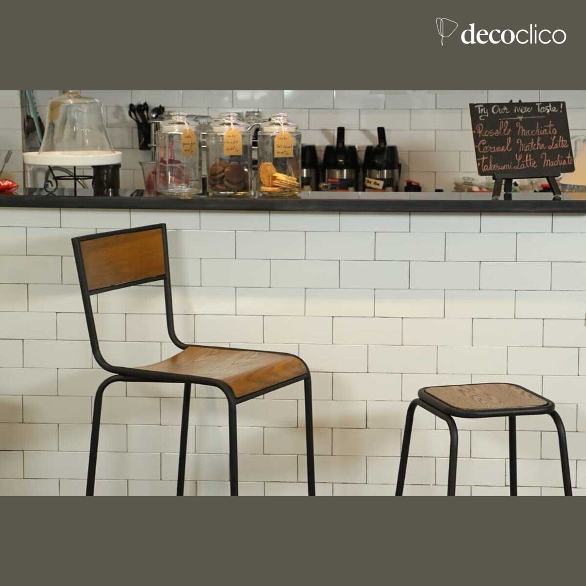 Sedia da bar in stile scolaretto in metallo nero opaco e legno Grant