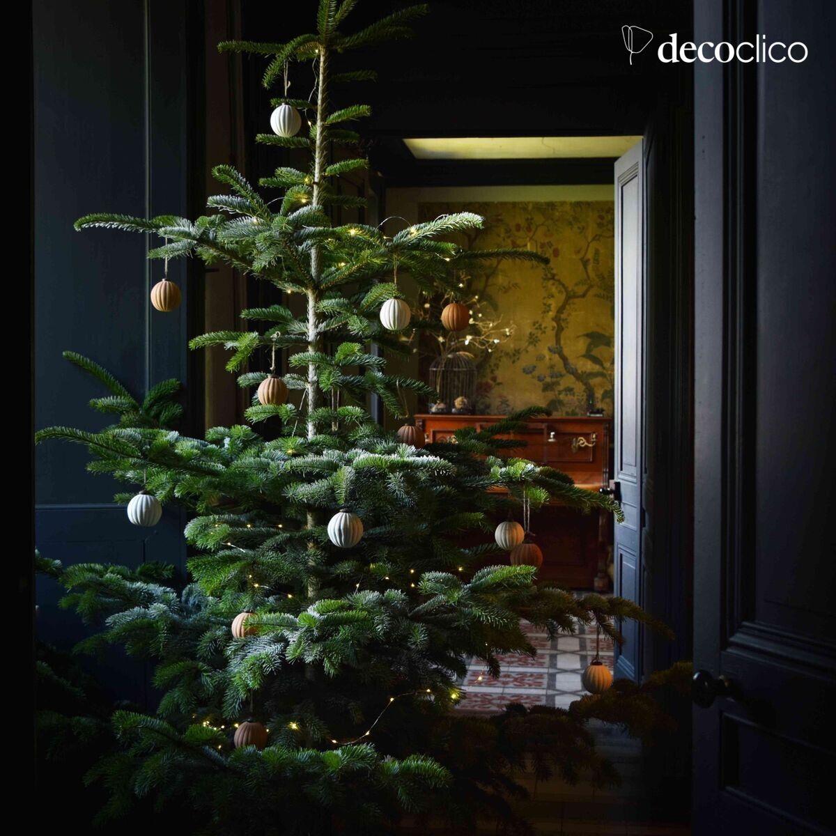 Set di 4 palle di Natale in terracotta con rilievo bianco opaco Alma fatto a mano