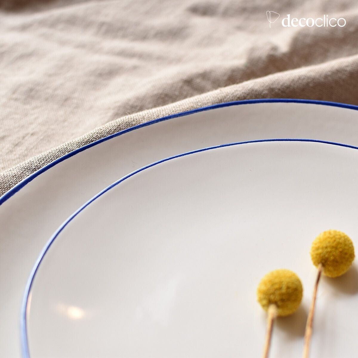 Set mit 4 flachen Tellern aus weißer Keramik mit blauem Rand  Baltique