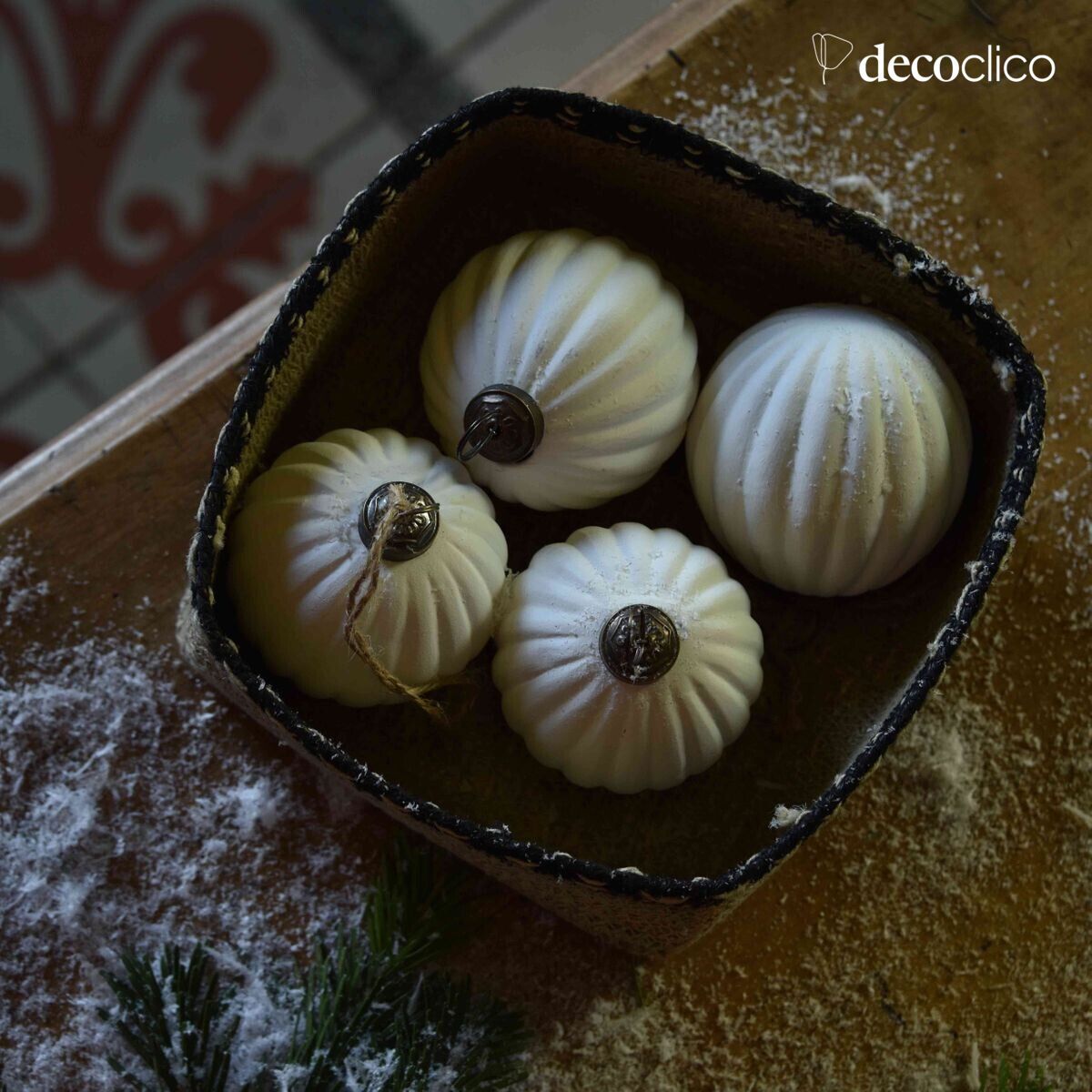 Set mit 4 handgefertigten Weihnachtskugeln aus Terrakotta mit mattweißem Relief Alma