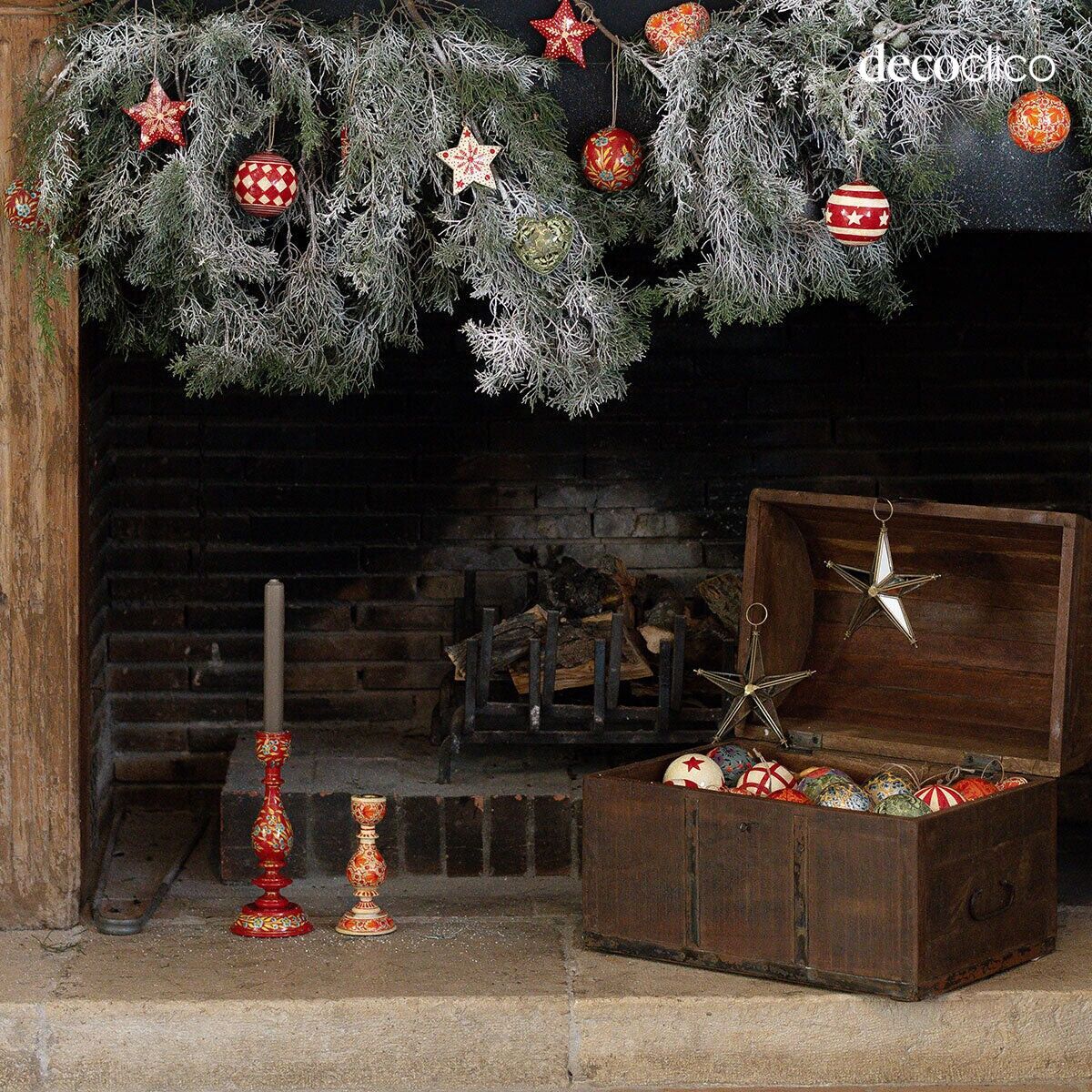 Set of 2 papier-mâché candlesticks with floral motif