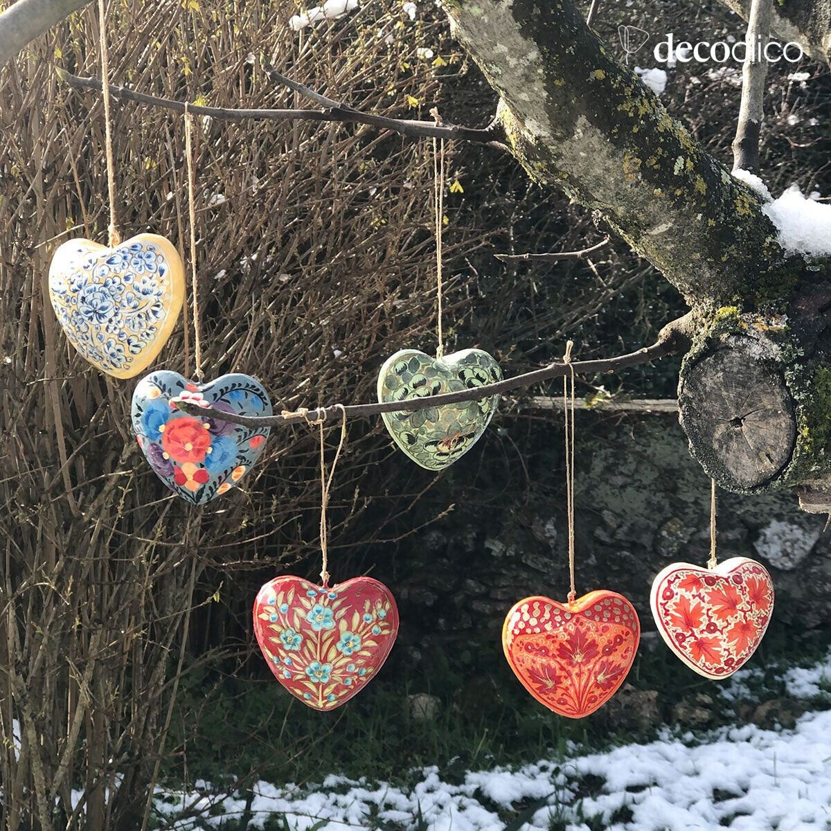 Set van 6 kersthartjes van papier-maché om op te hangen met bloemen