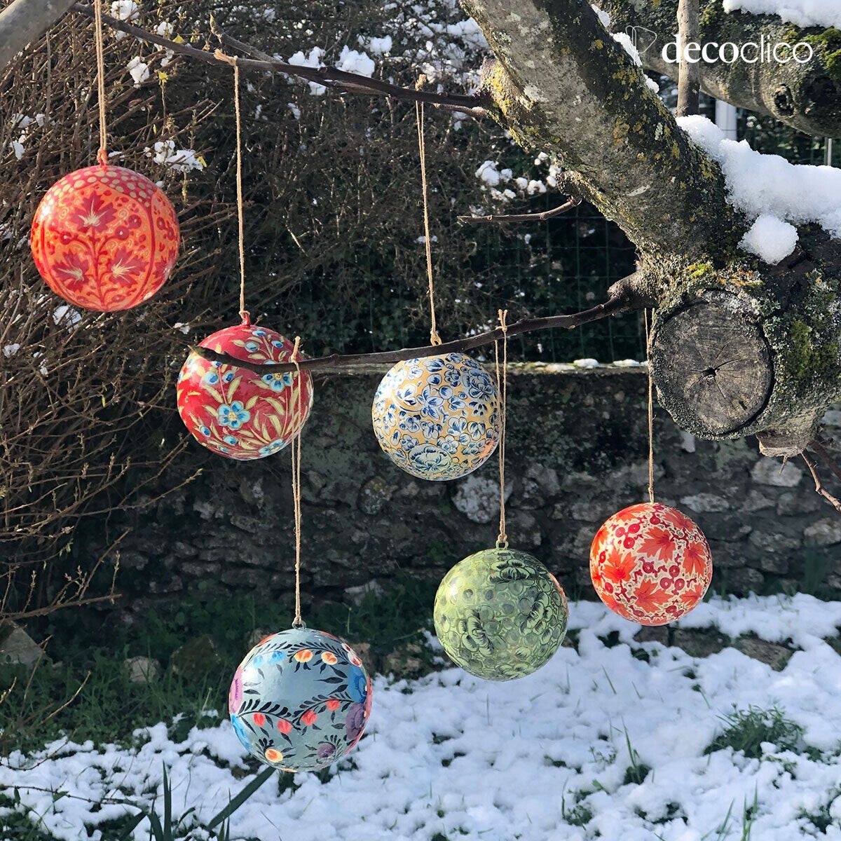 Set van 6 kerstornamenten van papier-maché met bloemmotief