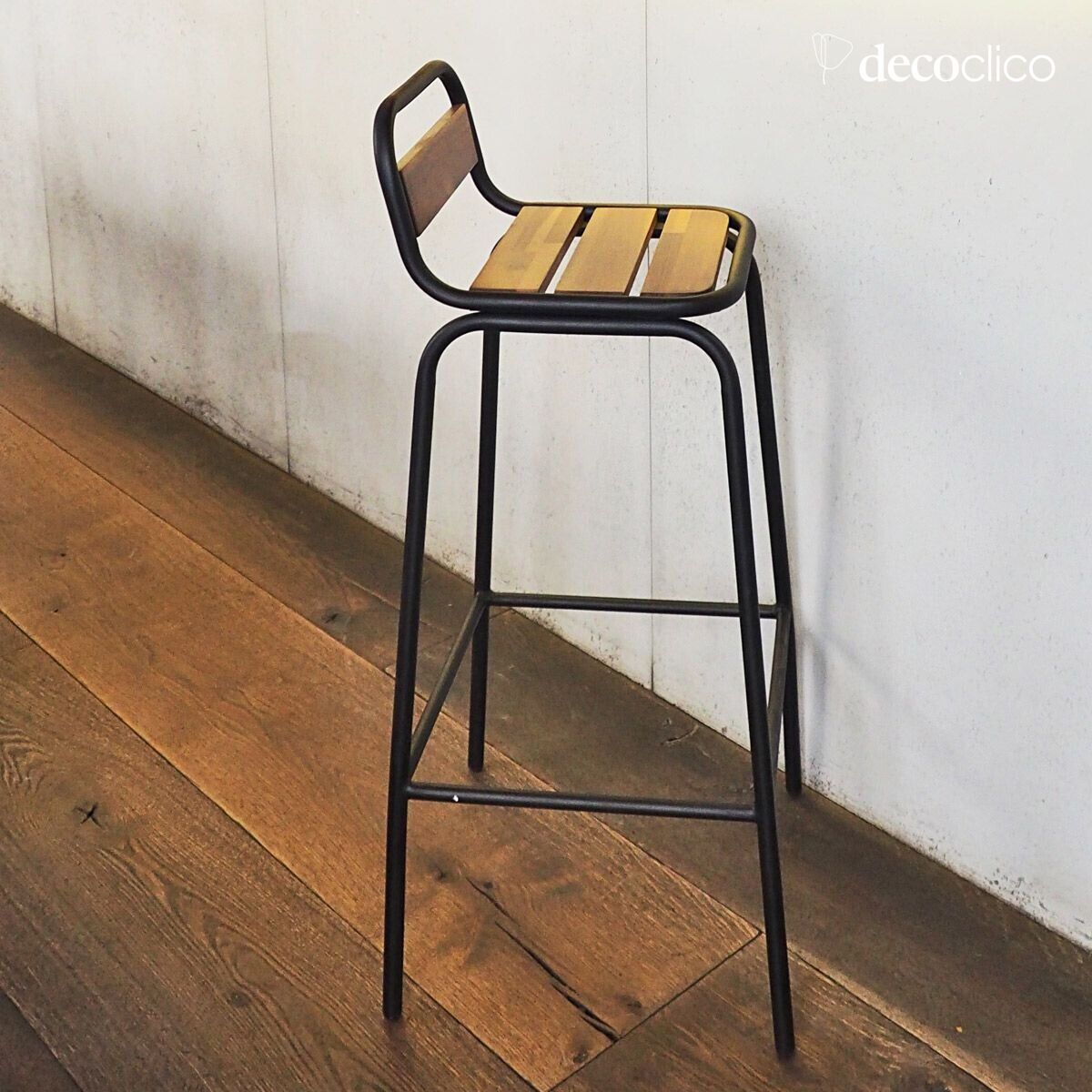 Silla de bar de estilo industrial en metal negro mate y acacia