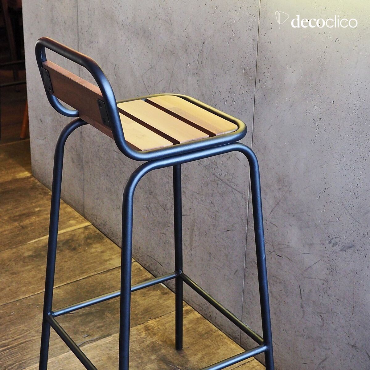 Silla de bar de estilo industrial en metal negro mate y acacia