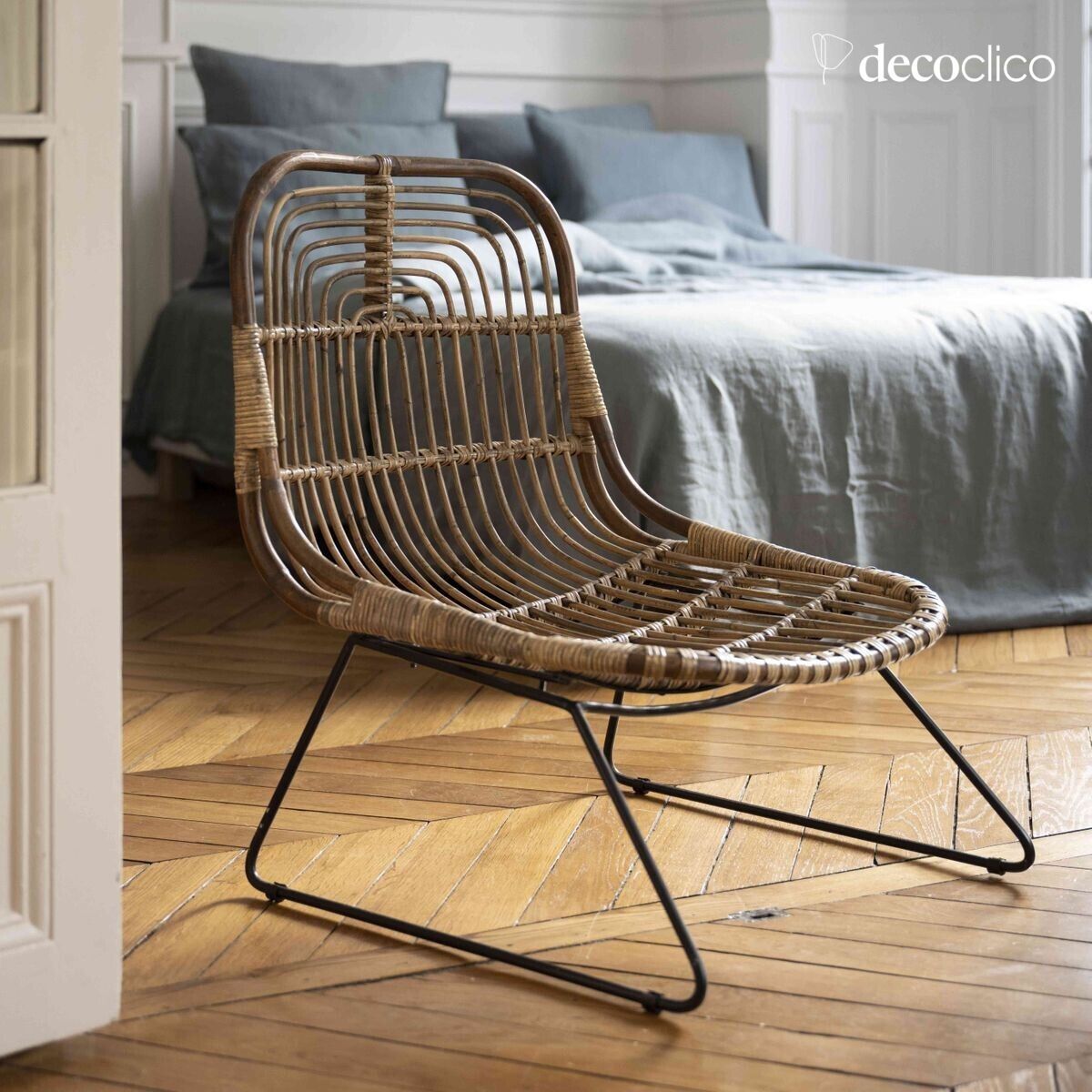 Sillón bajo de ratán natural con patas de metal negro Moka