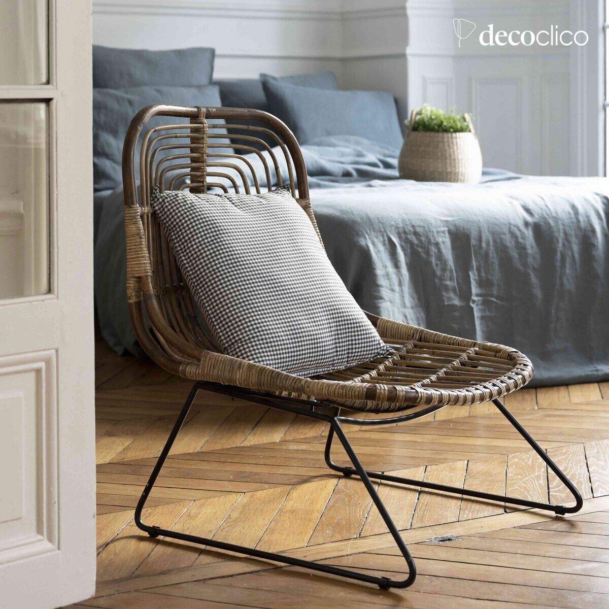 Sillón bajo de ratán natural con patas de metal negro Moka