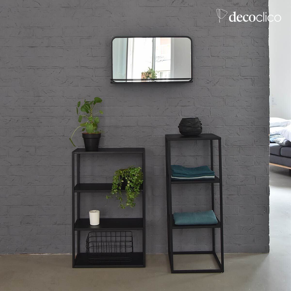 Specchio rettangolare in metallo nero con mensola 60 x 35 cm  Bricklane