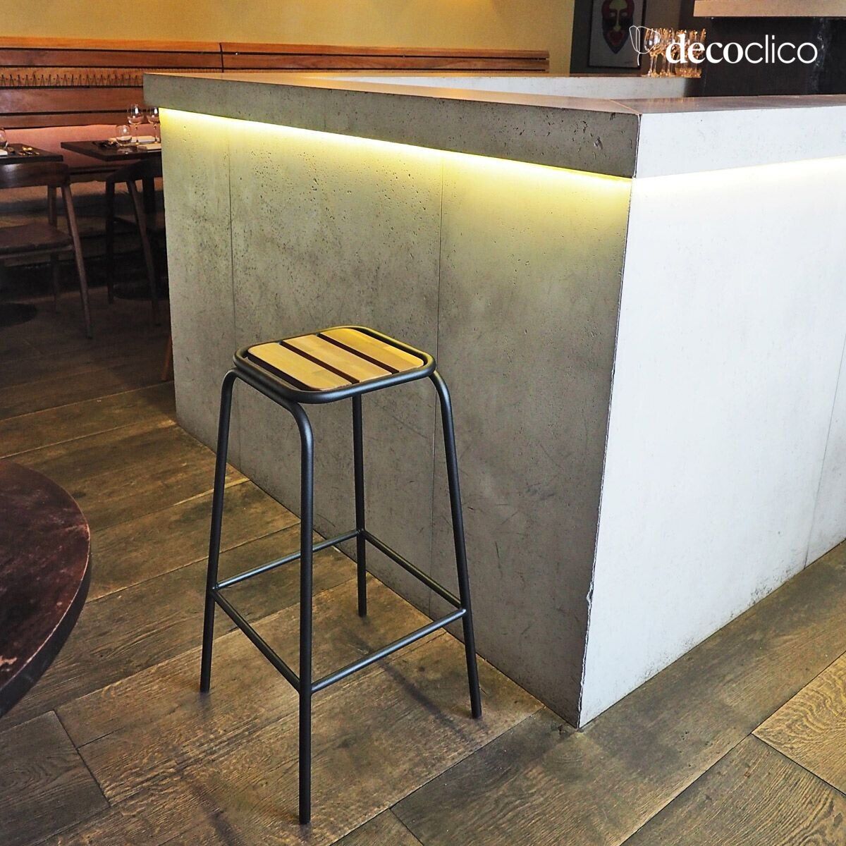 Tabouret de bar esprit industriel en métal noir mat et acacia