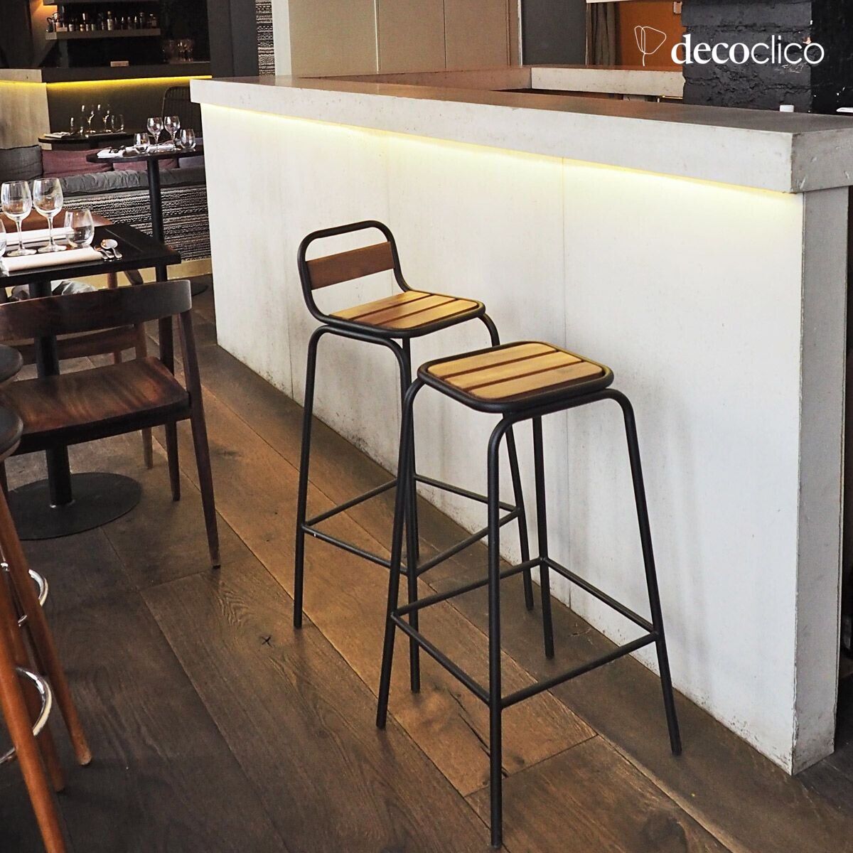 Tabouret de bar esprit industriel en métal noir mat et acacia