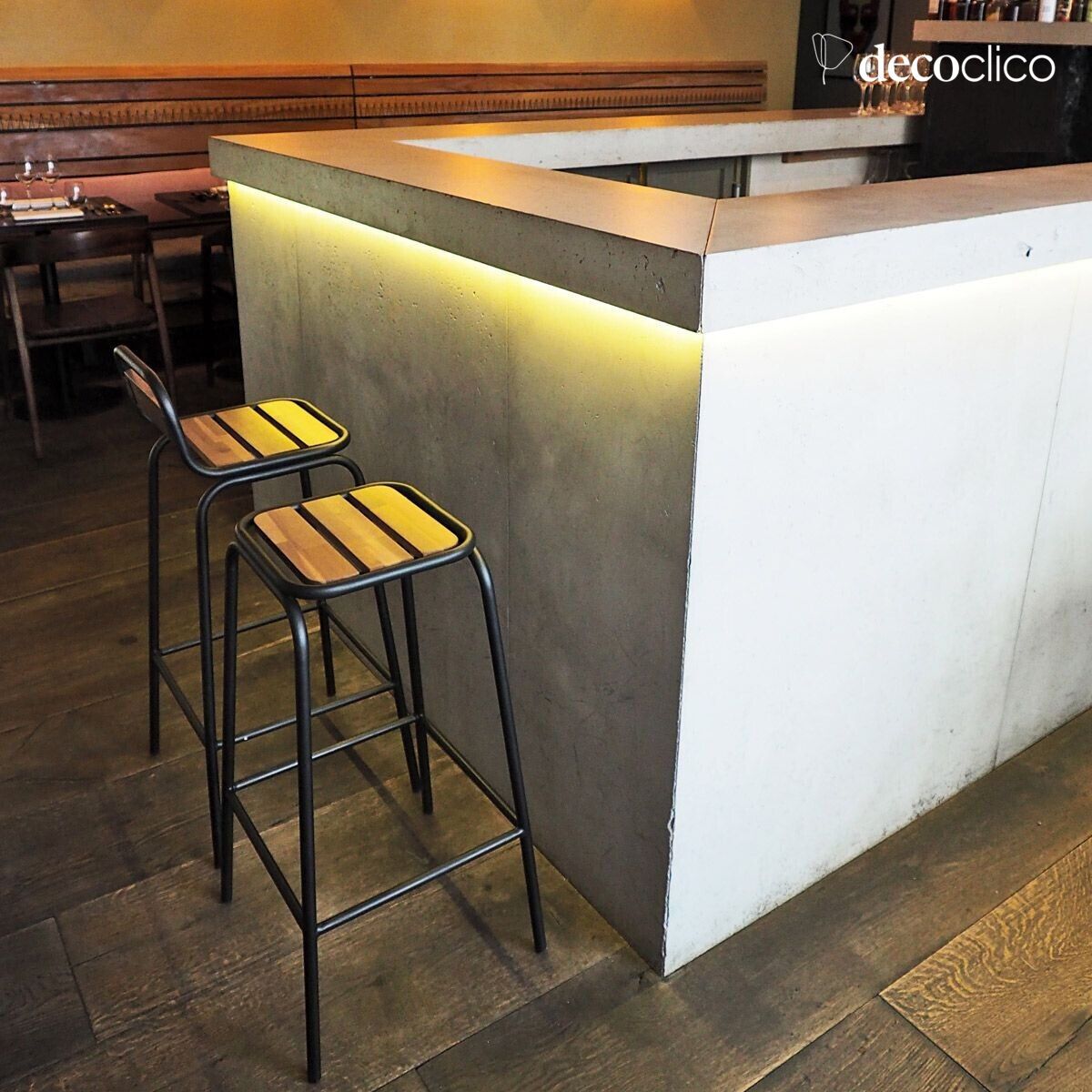 Taburete de bar de estilo industrial en metal negro mate y acacia