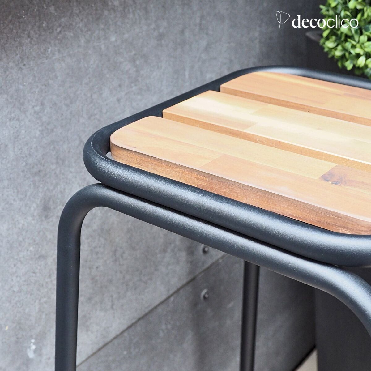 Taburete de bar de estilo industrial en metal negro mate y acacia