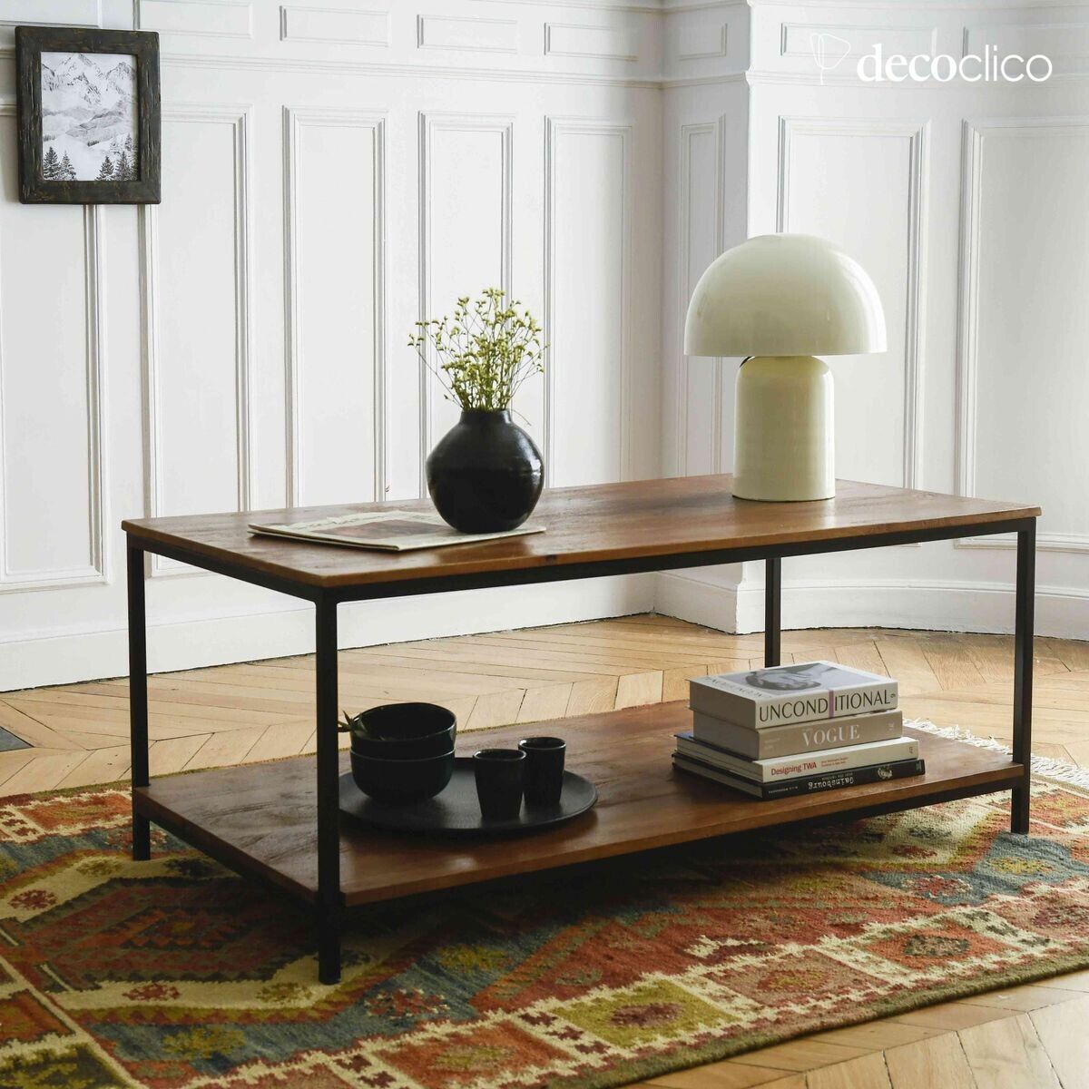 Tavolino in metallo nero opaco e doppio ripiano in legno di mango Brooke